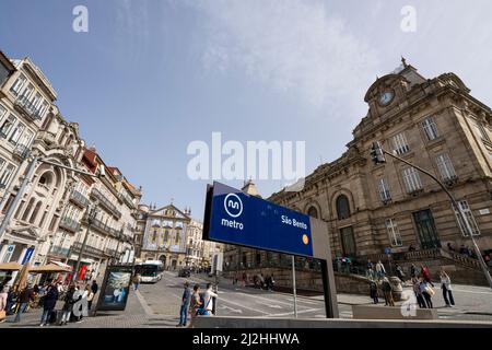 Porto, Portogallo. Marzo 2022. Vista sulla piazza Almeida Garret nel centro della città Foto Stock