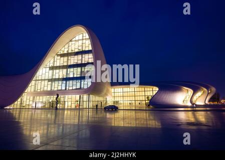 05 GENNAIO 2018: Vista del centro Heydar Aliyev in una notte di gennaio Foto Stock