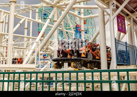 Steeplechase Coaster chiuso, vuoto al Luna Park Amusement Park, vista del treno nella stazione, Coney Island, Brooklyn, New York City durante l'inverno Foto Stock