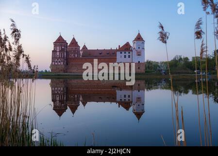 Vista dell'antico castello di Mir nel crepuscolo di aprile. Mir, Bielorussia Foto Stock