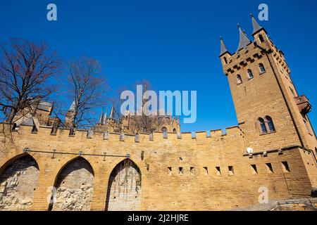 Torre cancello. Il castello di Hohenzollern è un castello collinare situato sul monte Hohenzollern, un promontorio isolato del Giura svevo , nel centro di Baden-W. Foto Stock