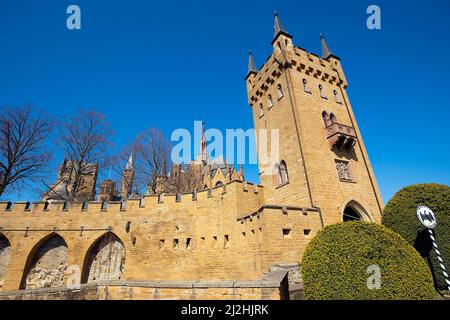 Torre cancello. Il castello di Hohenzollern è un castello collinare situato sul monte Hohenzollern, un promontorio isolato del Giura svevo , nel centro di Baden-W. Foto Stock