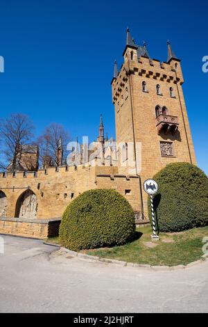 Torre cancello. Il castello di Hohenzollern è un castello collinare situato sul monte Hohenzollern, un promontorio isolato del Giura svevo , nel centro di Baden-W. Foto Stock