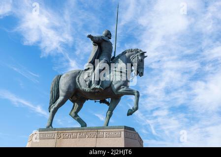 SAN PIETROBURGO, RUSSIA - 06 GIUGNO 2021: Monumento al Principe Alexander Nevsky contro il cielo blu Foto Stock