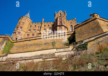 Il castello di Hohenzollern fu costruito tra il 1846 e il 1867 come memoriale di famiglia, è un castello collinare situato sul monte Hohenzollern, un promone isolato Foto Stock