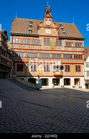 Imponente municipio (Rathaus) presso la piazza del mercato di Tubingen nel Baden-Wurttemberg, Germania. Foto Stock