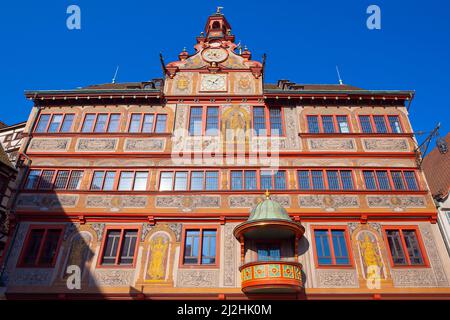 Imponente municipio (Rathaus) presso la piazza del mercato di Tubingen nel Baden-Wurttemberg, Germania. Foto Stock