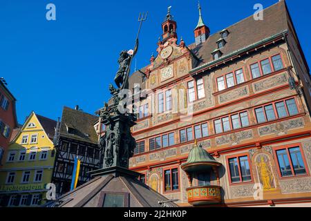 Imponente municipio (Rathaus) presso la piazza del mercato di Tubingen nel Baden-Wurttemberg, Germania. Foto Stock