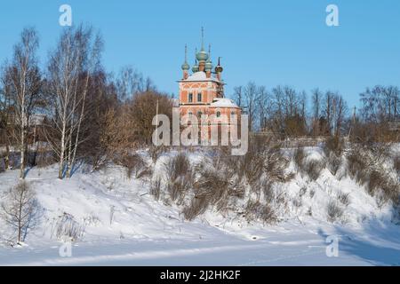 Antica chiesa di Elia il Profeta in paesaggio invernale. Kashin. Regione di Tver, Russia Foto Stock