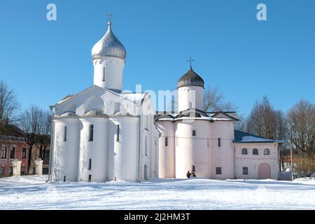 Antiche chiese di Procopio il Grande Martire e le donne portatrici di Myrrrra sulla Corte di Yaroslav in una giornata di sole marcia. Veliky Novgorod, Russia Foto Stock