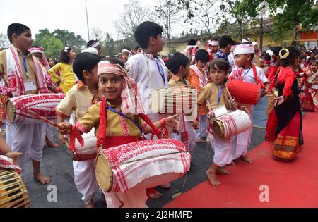 Guwahati, Guwahati, India. 1st Apr 2022. I bambini eseguono la danza Bihu durante il laboratorio di danza Bihu in vista della celebrazione di Rongali Bihu a Guwahati Assam India venerdì 1st aprile 2022. (Credit Image: © Dasarath Deka/ZUMA Press Wire) Foto Stock