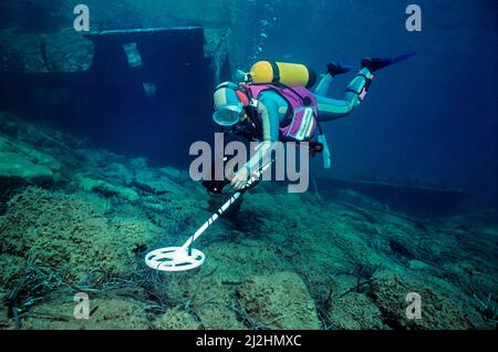 Subacqueo alla ricerca con un dedector in metallo in un relitto affondato, isola di Ponza, Italia Foto Stock