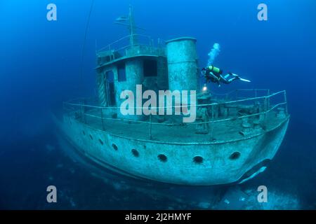 Subacqueo al naufragio Navy nave Pinar i, TCGY111, Bodrum, Aegaeis, Turchia, Mare Mediterraneo Foto Stock