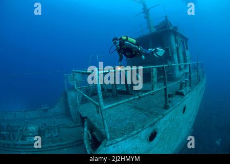 Subacqueo al naufragio Navy nave Pinar i, TCGY111, Bodrum, Aegaeis, Turchia, Mare Mediterraneo Foto Stock