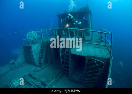 Subacqueo al naufragio Navy nave Pinar i, TCGY111, Bodrum, Aegaeis, Turchia, Mare Mediterraneo Foto Stock