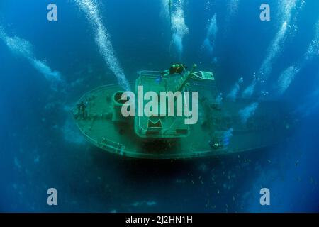 Subacqueo al naufragio Navy nave Pinar i, TCGY111, Bodrum, Aegaeis, Turchia, Mare Mediterraneo Foto Stock