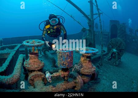 Subacqueo a prua del naufragio Navy nave Pinar i, TCGY111, Bodrum, Aegaeis, Turchia, Mare Mediterraneo Foto Stock