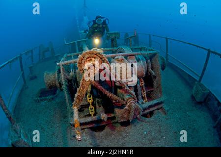 Subacqueo a prua del naufragio Navy nave Pinar i, TCGY111, Bodrum, Aegaeis, Turchia, Mare Mediterraneo Foto Stock