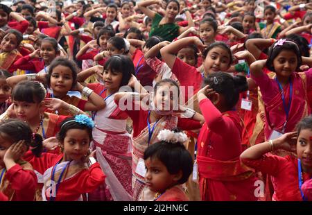 Guwahati, Guwahati, India. 1st Apr 2022. I bambini eseguono la danza Bihu durante il laboratorio di danza Bihu in vista della celebrazione di Rongali Bihu a Guwahati Assam India venerdì 1st aprile 2022. (Credit Image: © Dasarath Deka/ZUMA Press Wire) Foto Stock