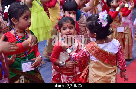 Guwahati, Guwahati, India. 1st Apr 2022. I bambini partecipano al Bihu dance Workshop prima della celebrazione di Rongali Bihu a Guwahati Assam India venerdì 1st aprile 2022. (Credit Image: © Dasarath Deka/ZUMA Press Wire) Foto Stock