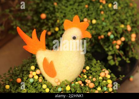 coloratissimo giallo e arancione pollo pasquale decorazione Foto Stock