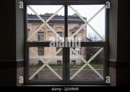 Finestre con nastro adesivo in Lviv durante Foto Stock