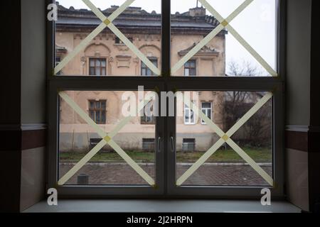 Finestre con nastro adesivo in Lviv durante Foto Stock