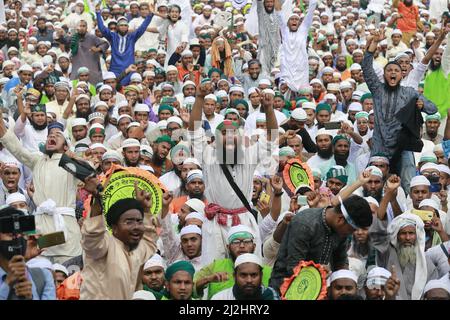 I sostenitori gridano slogan durante un raduno degli Islami Andolon Bangladesh su varie richieste, tra cui una riduzione del prezzo delle necessità quotidiane, a Dhaka, Bangladesh, il 1 aprile 2022. I leader di Islami Andolan Bangladesh hanno invitato il governo della Lega Awami ad adottare misure immediate per ridurre i prezzi delle materie prime essenziali. La gente comune sta soffrendo molto per gestire le famiglie che devono affrontare i prezzi anormali delle merci, hanno detto ad un raduno a Dhaka venerdì. Hanno anche chiesto la formazione di un governo nazionale prima delle prossime elezioni generali che avrebbero condotto elezioni libere ed eque. Pho Foto Stock