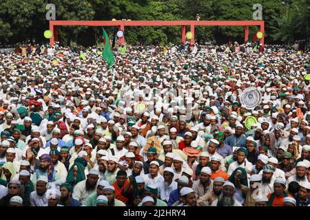 Islami Andolan Bangladesh organizza un raduno al Parco Shaheed Matiur Rahman a Gulistan protestando contro l'aumento dei prezzi degli essenziali giornalieri, a Dhaka, Bangladesh, 1 aprile 2022. I leader di Islami Andolan Bangladesh hanno invitato il governo della Lega Awami ad adottare misure immediate per ridurre i prezzi delle materie prime essenziali. La gente comune sta soffrendo molto per gestire le famiglie che devono affrontare i prezzi anormali delle merci, hanno detto ad un raduno a Dhaka venerdì. Hanno anche chiesto la formazione di un governo nazionale prima delle prossime elezioni generali che avrebbero condotto elezioni libere ed eque. Foto di Suvra K. Foto Stock