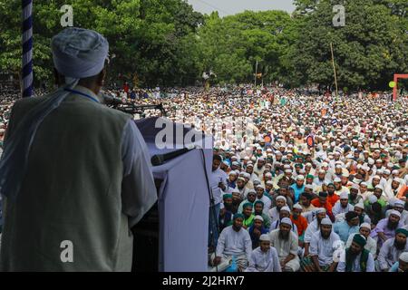 Islami Andolan Bangladesh organizza un raduno al Parco Shaheed Matiur Rahman a Gulistan protestando contro l'aumento dei prezzi degli essenziali giornalieri, a Dhaka, Bangladesh, 1 aprile 2022. I leader di Islami Andolan Bangladesh hanno invitato il governo della Lega Awami ad adottare misure immediate per ridurre i prezzi delle materie prime essenziali. La gente comune sta soffrendo molto per gestire le famiglie che devono affrontare i prezzi anormali delle merci, hanno detto ad un raduno a Dhaka venerdì. Hanno anche chiesto la formazione di un governo nazionale prima delle prossime elezioni generali che avrebbero condotto elezioni libere ed eque. Foto di Suvra K. Foto Stock