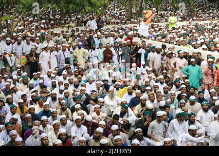 Islami Andolan Bangladesh organizza un raduno al Parco Shaheed Matiur Rahman a Gulistan protestando contro l'aumento dei prezzi degli essenziali giornalieri, a Dhaka, Bangladesh, 1 aprile 2022. I leader di Islami Andolan Bangladesh hanno invitato il governo della Lega Awami ad adottare misure immediate per ridurre i prezzi delle materie prime essenziali. La gente comune sta soffrendo molto per gestire le famiglie che devono affrontare i prezzi anormali delle merci, hanno detto ad un raduno a Dhaka venerdì. Hanno anche chiesto la formazione di un governo nazionale prima delle prossime elezioni generali che avrebbero condotto elezioni libere ed eque. Foto di Suvra K. Foto Stock