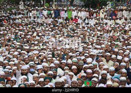 Islami Andolan Bangladesh organizza un raduno al Parco Shaheed Matiur Rahman a Gulistan protestando contro l'aumento dei prezzi degli essenziali giornalieri, a Dhaka, Bangladesh, 1 aprile 2022. I leader di Islami Andolan Bangladesh hanno invitato il governo della Lega Awami ad adottare misure immediate per ridurre i prezzi delle materie prime essenziali. La gente comune sta soffrendo molto per gestire le famiglie che devono affrontare i prezzi anormali delle merci, hanno detto ad un raduno a Dhaka venerdì. Hanno anche chiesto la formazione di un governo nazionale prima delle prossime elezioni generali che avrebbero condotto elezioni libere ed eque. Foto di Suvra K. Foto Stock