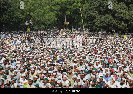 Islami Andolan Bangladesh organizza un raduno al Parco Shaheed Matiur Rahman a Gulistan protestando contro l'aumento dei prezzi degli essenziali giornalieri, a Dhaka, Bangladesh, 1 aprile 2022. I leader di Islami Andolan Bangladesh hanno invitato il governo della Lega Awami ad adottare misure immediate per ridurre i prezzi delle materie prime essenziali. La gente comune sta soffrendo molto per gestire le famiglie che devono affrontare i prezzi anormali delle merci, hanno detto ad un raduno a Dhaka venerdì. Hanno anche chiesto la formazione di un governo nazionale prima delle prossime elezioni generali che avrebbero condotto elezioni libere ed eque. Foto di Suvra K. Foto Stock