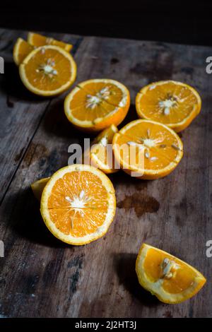 Un arancio è un frutto di varie specie di agrumi della famiglia Rutaceae ); si riferisce principalmente a Citrus x sinensis, che è anche chiamato arancio dolce Foto Stock