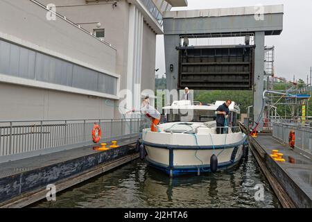 ARZVILLER, FRANCIA, 22 giugno 2021 : crociera sul canale. Il piano inclinato di Saint-Louis-Arzviller sul canale della Marna-Reno consente al canale di attraversare t Foto Stock