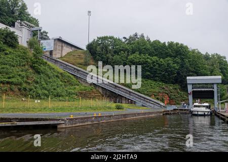 ARZVILLER, FRANCIA, 22 giugno 2021 : crociera sul canale. Il piano inclinato di Saint-Louis-Arzviller sul canale della Marna-Reno consente al canale di attraversare t Foto Stock