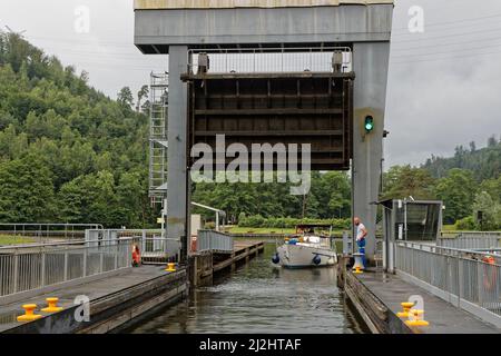 ARZVILLER, FRANCIA, 22 giugno 2021 : la barca che entra nel piano inclinato di Saint-Louis-Arzviller sul canale della Marna-Reno permette al canale di attraversare i Vosg Foto Stock