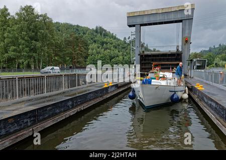 ARZVILLER, FRANCIA, 22 giugno 2021 : la barca che entra nel piano inclinato di Saint-Louis-Arzviller sul canale della Marna-Reno permette al canale di attraversare i Vosg Foto Stock