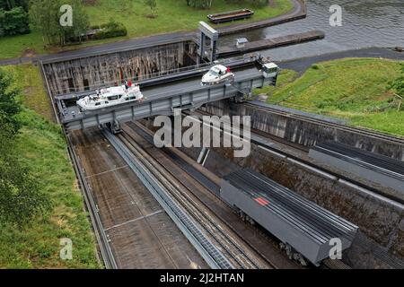 ARZVILLER, FRANCIA, 22 giugno 2021 : l'aereo inclinato di Saint-Louis-Arzviller sul canale della Marna-Reno consente al canale di attraversare i Vosgi. Foto Stock