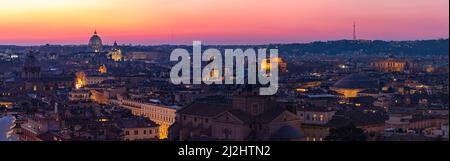 Una foto panoramica della città di Roma al tramonto, dalla Basilica di San Pietro sulla sinistra al Pantheon sulla destra. Foto Stock