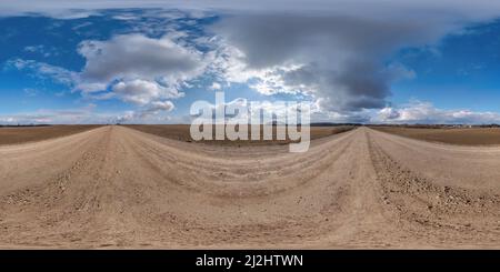 Visualizzazione panoramica a 360 gradi di 360 hdri panorama su strada di ghiaia di sabbia gialla senza traffico tra campi con cielo con alcune nuvole in proiezione sferica equirettangolare, contenuti VR AR