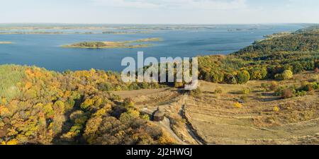 Autunno magnifica vista panoramica aerea di Vitachov (Vytachov) su un fiume Dneper, Ucraina. Un giorno escursioni intorno a Kiev, Ucraina Foto Stock