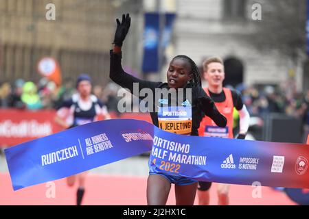 Brenda Jepleting del Kenya ha vinto la gara Sportissimo Prague Half Marathon 2022 a Praga, Repubblica Ceca, 2 aprile 2022. (Foto CTK/Katerina Sulova) Foto Stock