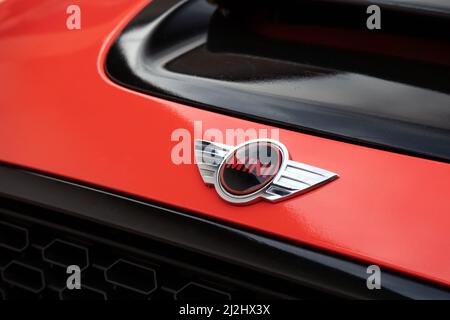 Slovenia, Lubiana - Marzo 15 2022: Logo mini Cooper auto su un'auto rossa Foto Stock