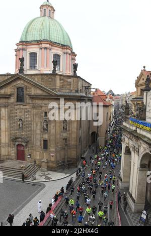 Corridori durante la gara di mezza maratona di Praga 2022 nel centro di Praga, Repubblica Ceca, 2 aprile 2022. (Foto CTK/Katerina Sulova) Foto Stock