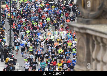 Corridori durante la gara di mezza maratona di Praga 2022 nel centro di Praga, Repubblica Ceca, 2 aprile 2022. (Foto CTK/Katerina Sulova) Foto Stock