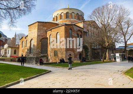 Hagia Irene o Aya Irini nel cortile del Palazzo Topkapi di Istanbul. Punti di riferimento della Turchia. Istanbul Turchia - 12.27.2021 Foto Stock