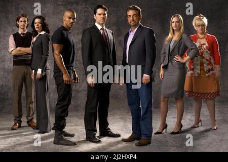 JOE MANTEGNA, THOMAS GIBSON, PAGET BREWSTER, SHEMAR MOORE, A. J. COOK, MATTHEW GREY GUBLER e KIRSTEN VANGSNESS nelle MENTI CRIMINALI (2005), diretto da CHARLES HAID e FELIX ENRIQUEZ ALCALA. Credito: CBS TELEVISIONE / Album Foto Stock