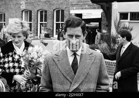 La Principessa Diana, la Principessa del Galles e il Principe Carlo, Principe del Galles, visto qui arrivare alla Stazione di Middlesbrough durante una visita a Teesside. 18th marzo 1987 Foto Stock