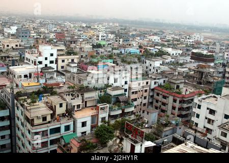 Una vista dall'alto della parte sud-est della città di Dhaka. Dhaka è la capitale del Bangladesh, si trova nel Bangladesh centrale lungo il fiume Buriganga. Dhaka è una delle città più popolate ed è stata classificata come la nona città più inquinata del mondo. Nel 2016, la popolazione è di 18,237 milioni nella zona più grande di Dhaka, mentre la città stessa ha una popolazione stimata a circa 8,5 milioni secondo i dati. Marzo 30, 2022. Foto di Habibur Rahman/ABACAPRESS.COM Foto Stock